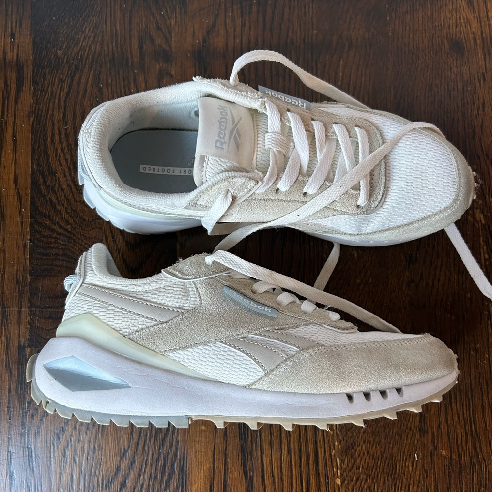 Women’s Reebok Suede Comfort Foot Bed Ortholite  Athletic Shoes, size 7.5